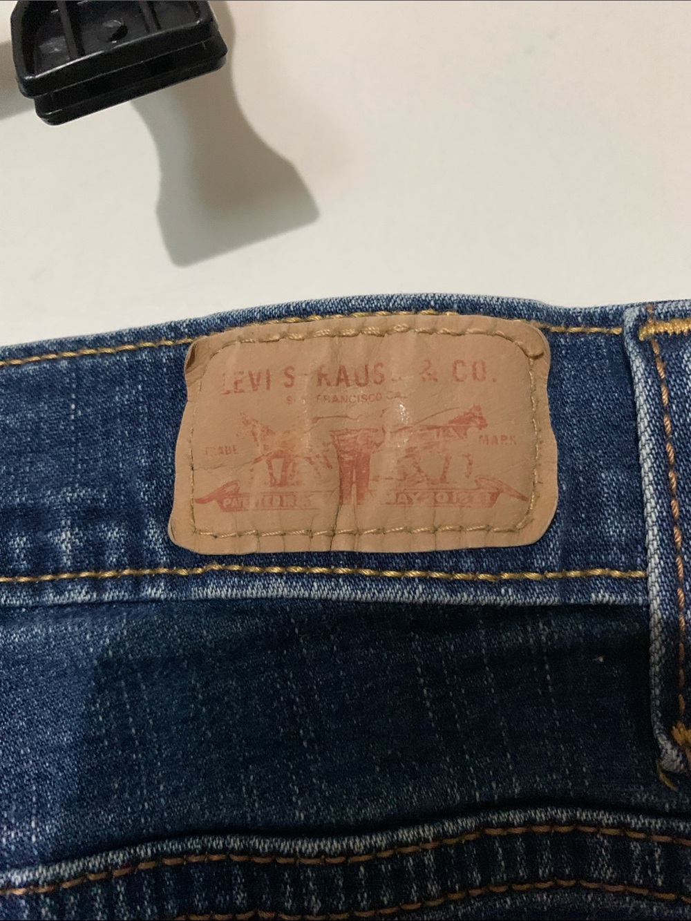 Levi's Classic Wide-Leg Jeans in Medium Blue Denim. 512 Bootcut - Picture 6 of 6